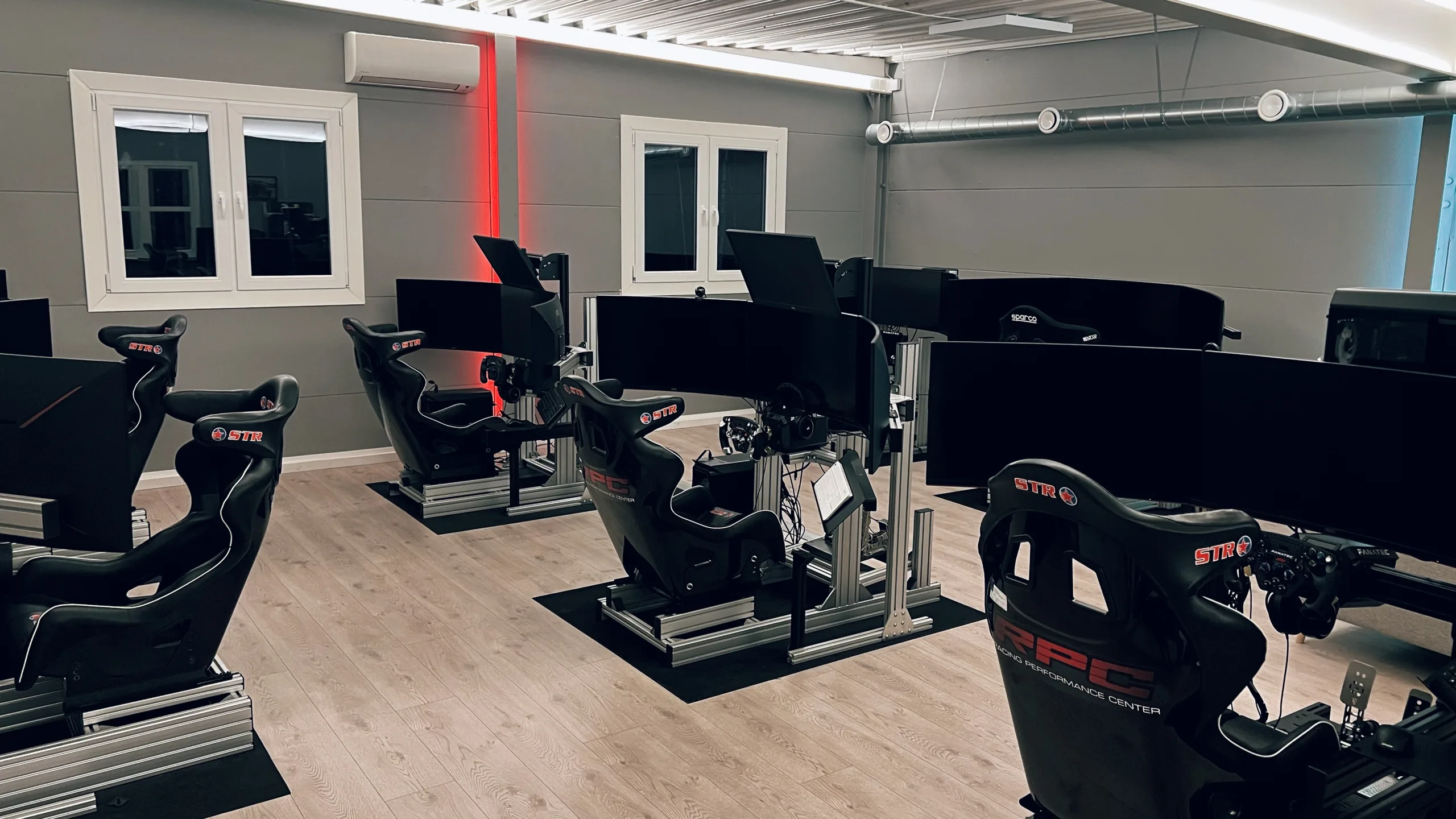 Alle våre semi-motion racing simulatorer i ett rom på Racing Performance Center